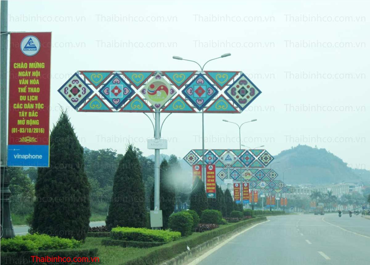 Trang trí dải hoa đường phố thành phố Lào Cai